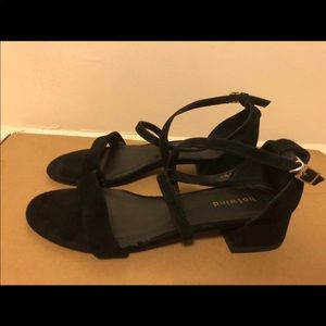 Cross straps sandals